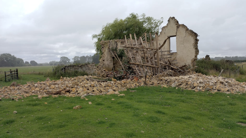 Photo of derelict old barn